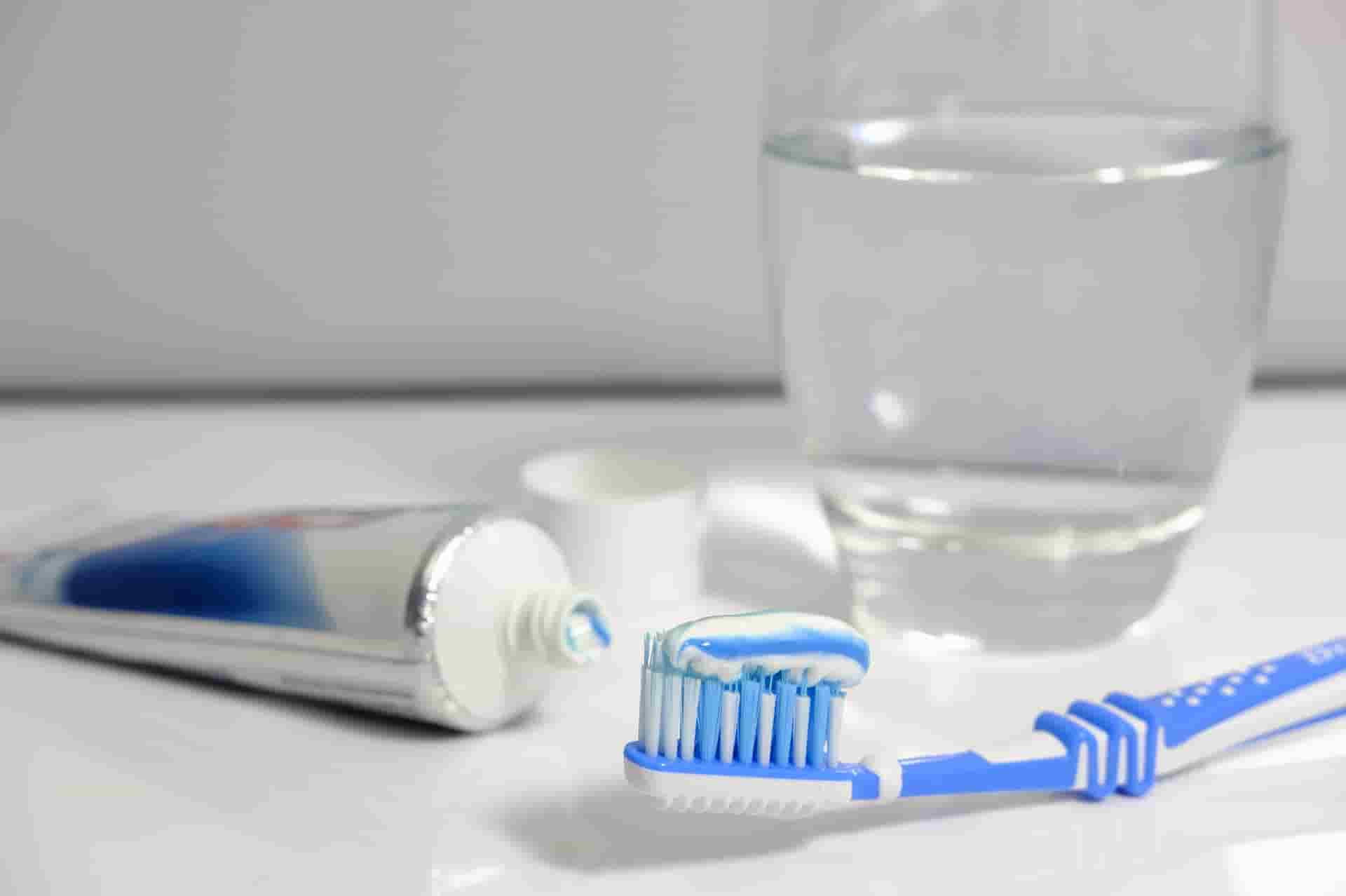 歯ブラシと歯磨き粉とグラス
